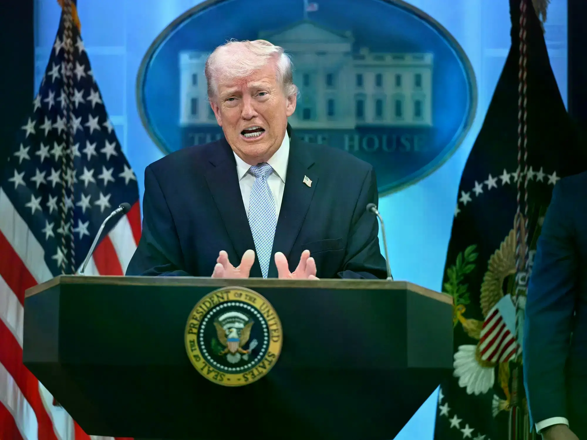 El humo se eleva tras varios ataques aéreos israelíes en Beirut, Líbano.