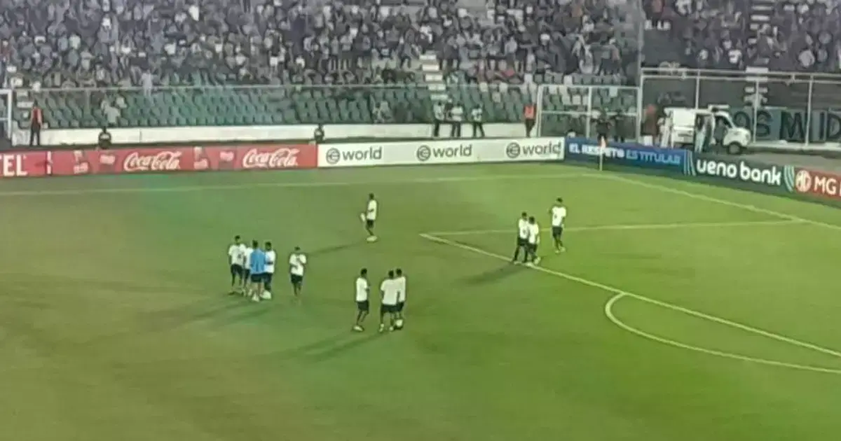 Los jugadores de Blooming hacen el reconocimiento del campo de juego.