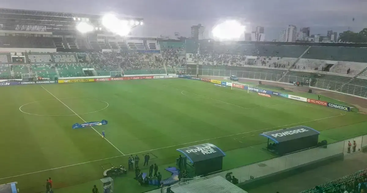 El público comienza a ingresar al estadio Tahuichi.