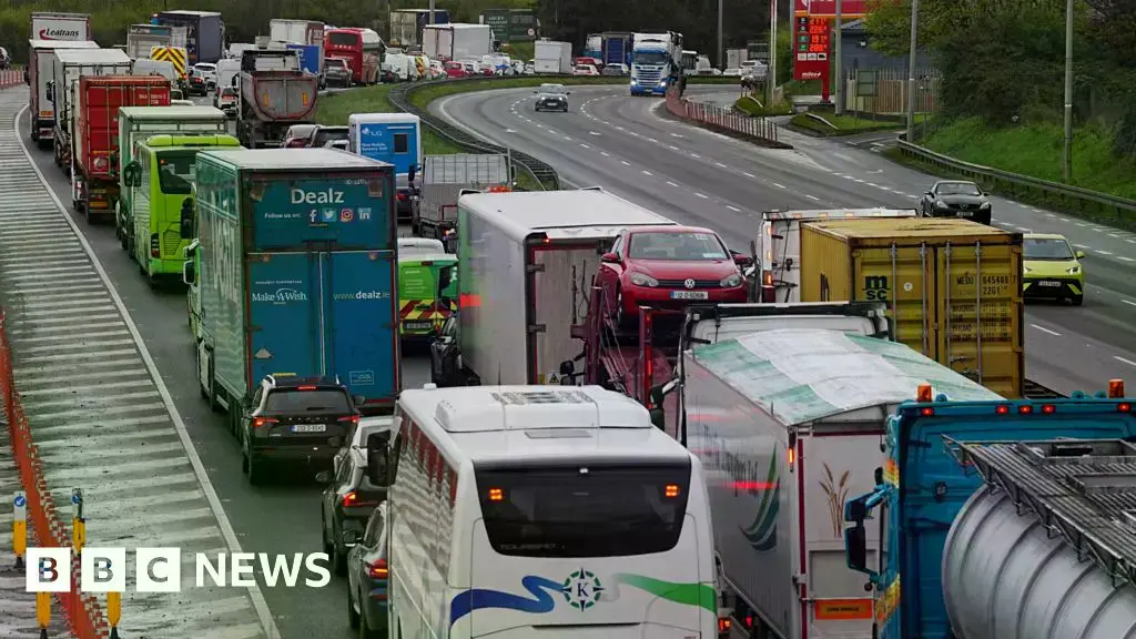 Vehículos bloqueando una carretera durante las protestas por el precio del combustible en Irlanda.