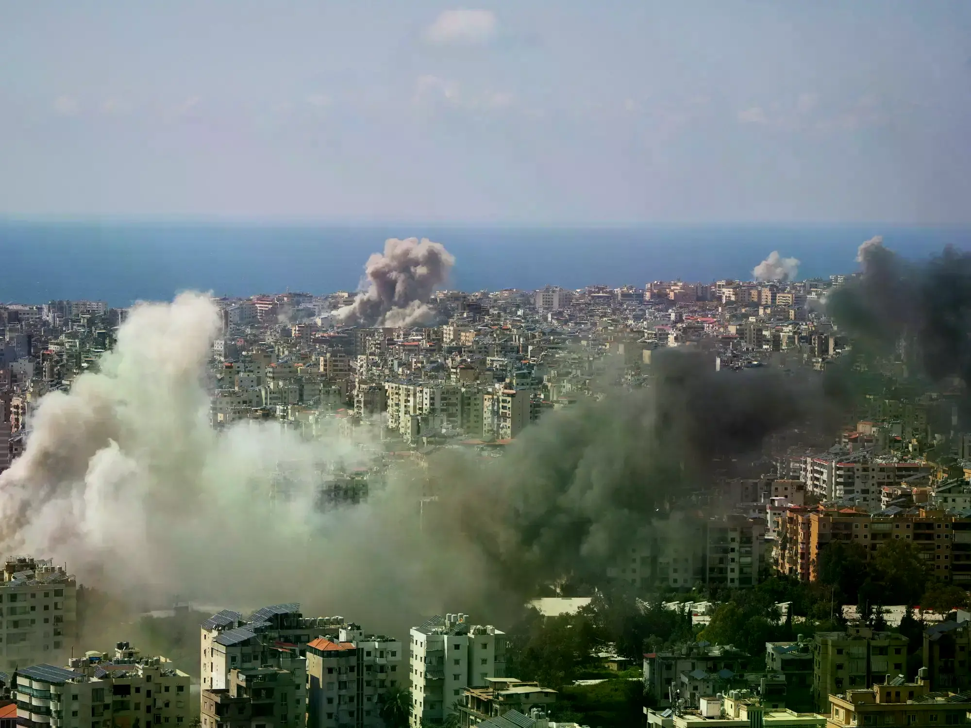 Varias columnas de humo se levantan sobre Beirut tras bombardeos israelíes.