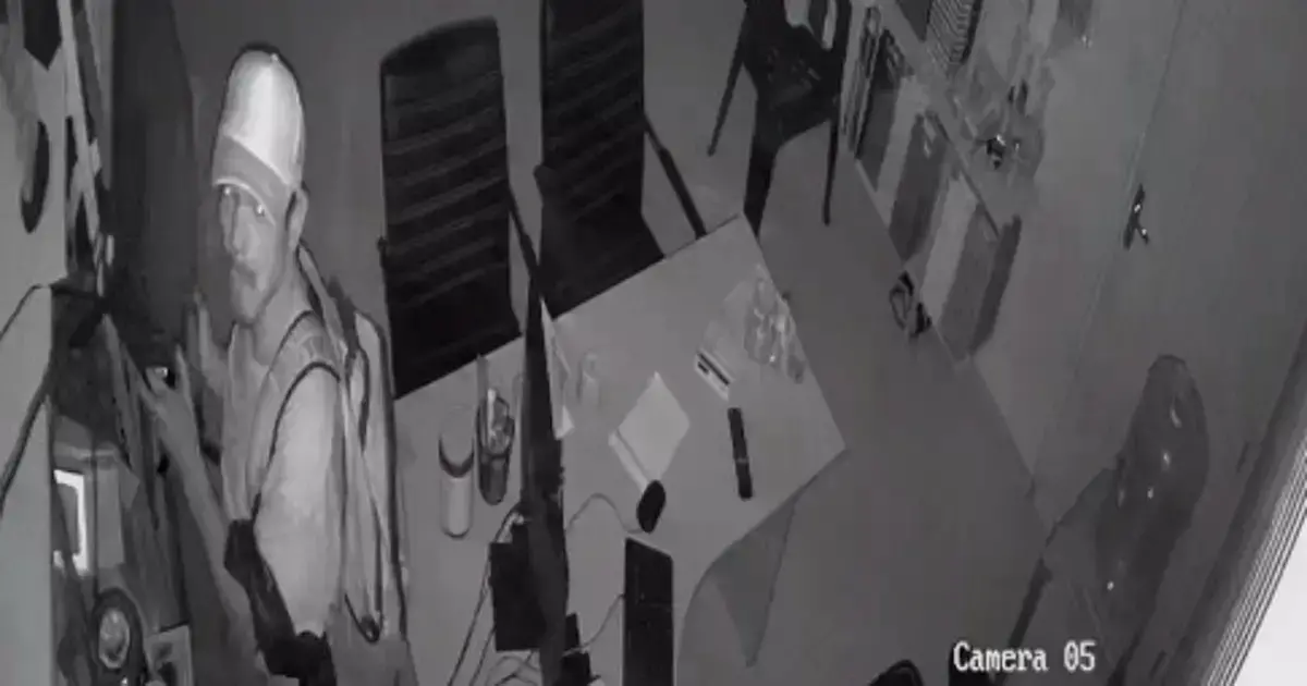 Imagen del sujeto que ingresó al depósito para cometer el robo.