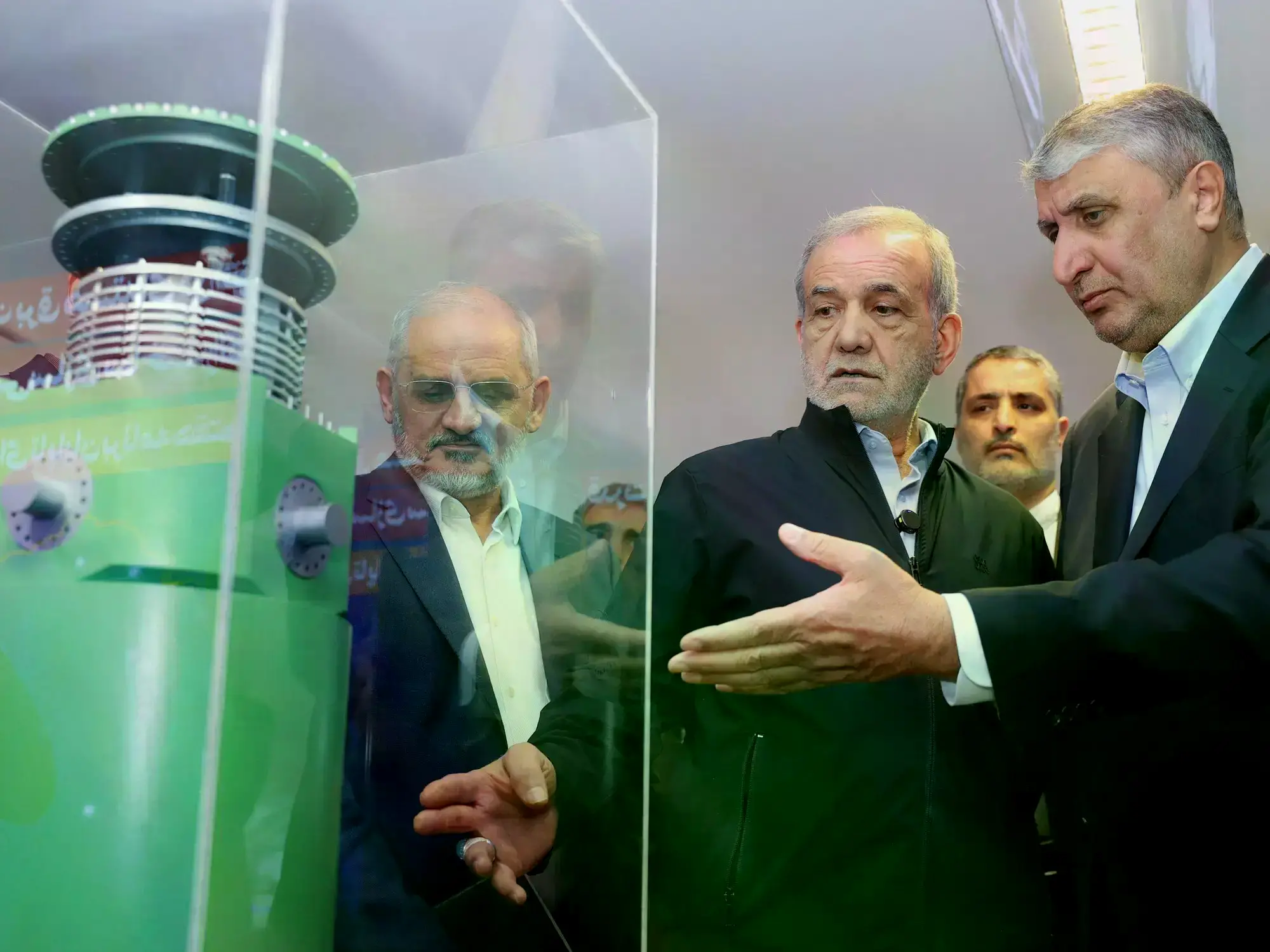 El presidente Masoud Pezeshkian escucha al jefe de Energía Atómica iraní, Mohamad Eslami.