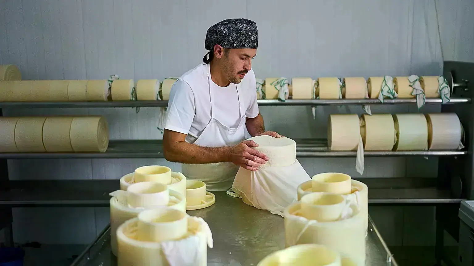 Un pastor cura queso en una explotación de Los Cortijos, Ciudad Real.