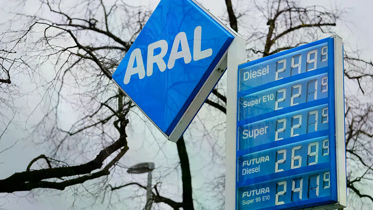 Los precios de la gasolina se muestran en una gasolinera de Múnich, Alemania.