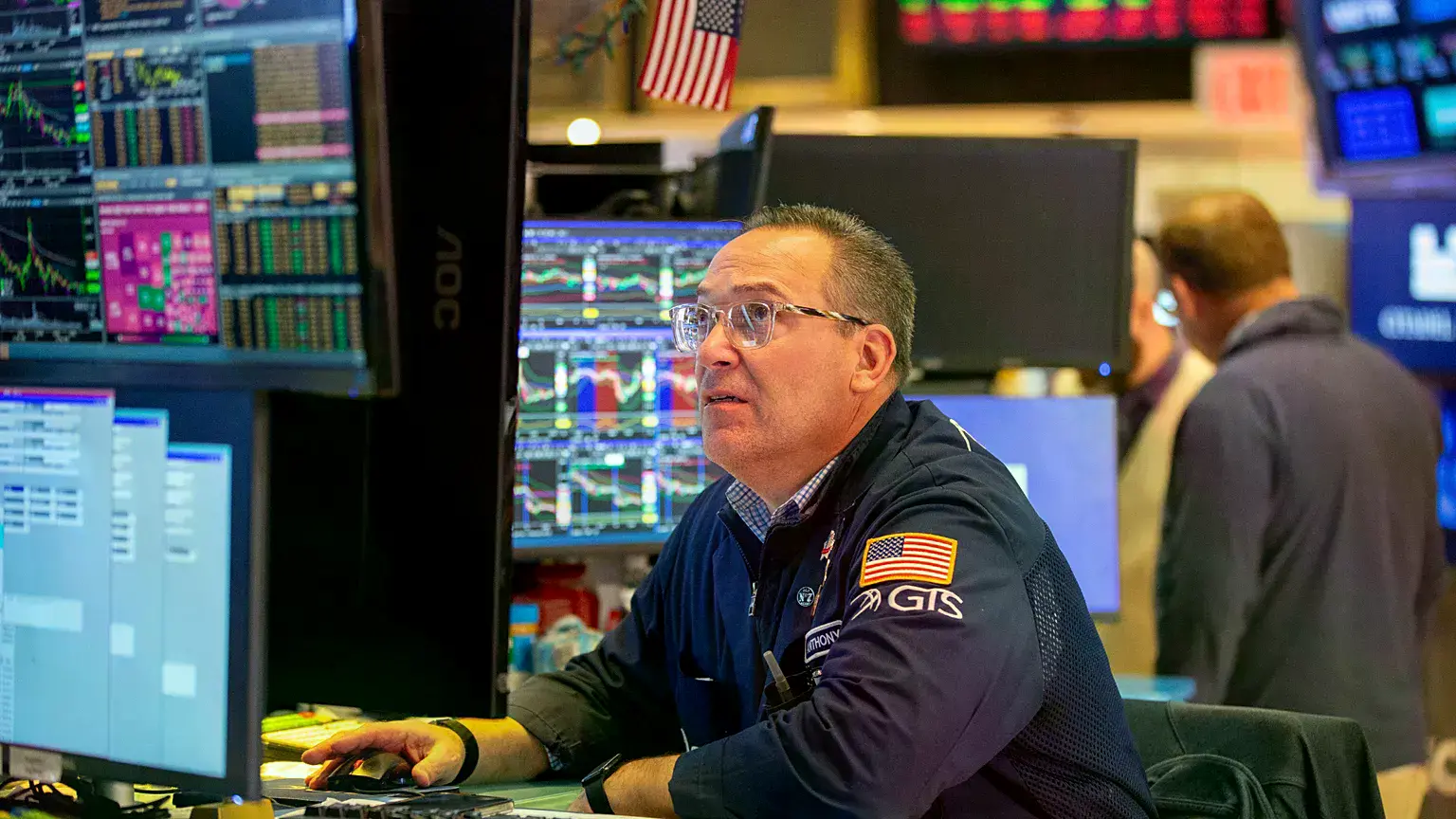 Operadores trabajan en el parqué de la Bolsa de Nueva York.