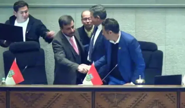 El ministro de Hidrocarburos, Sergio Medinaceli, saluda al vicepresidente Edmand Lara en la Asamblea.