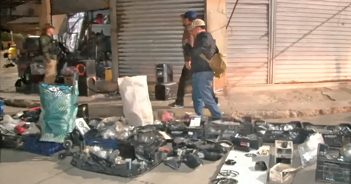 Operativo de la Diprove en una tienda de repuestos