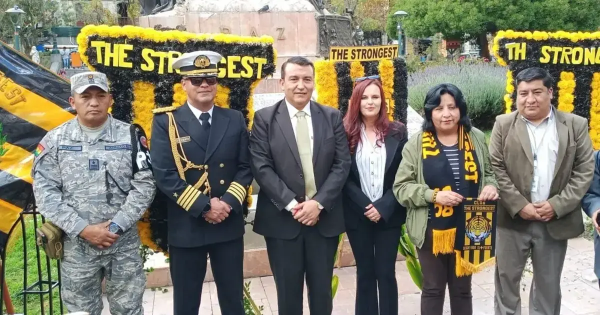 Terrazas, presidente de The Strongest, con invitados al acto por el aniversario del club.