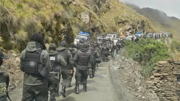 Contingente policial replegado en Sorata.