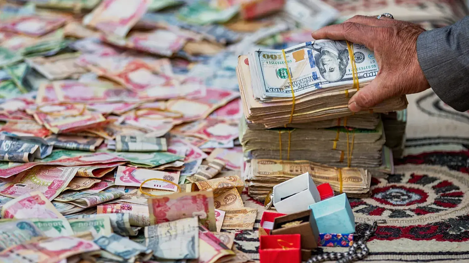 Personas donan dinero tras un llamamiento del Gran Ayatolá Ali al-Sistani para apoyar a Irán y Líbano durante la guerra, Babi