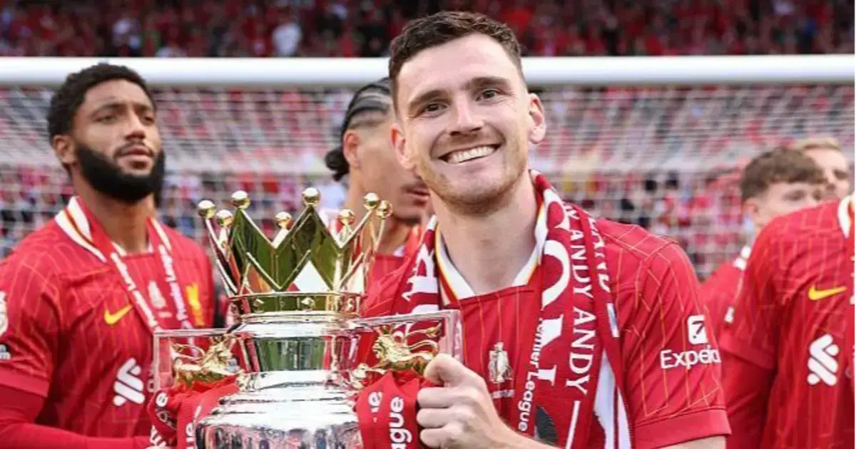 El lateral escocés Andy Robertson con el título de la Premier League.