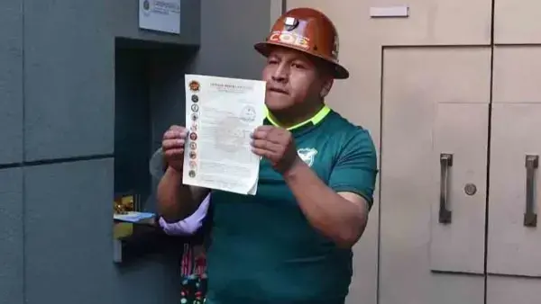 El secretario ejecutivo de la COB, Mario Argollo, entregó el pliego petitorio.