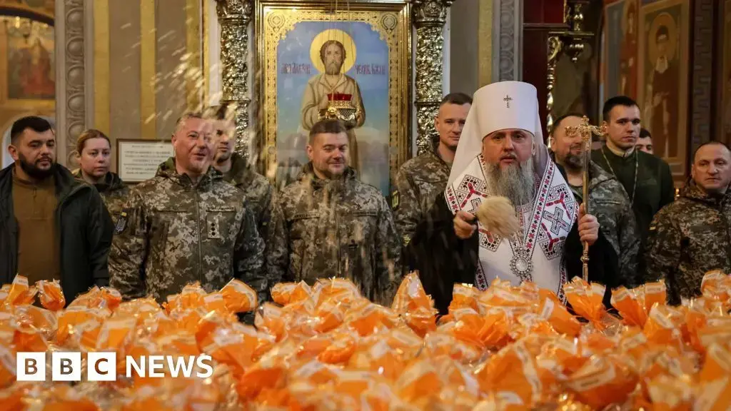 El jefe de la Iglesia Ortodoxa de Ucrania bendice pasteles de Pascua para los soldados en el frente.