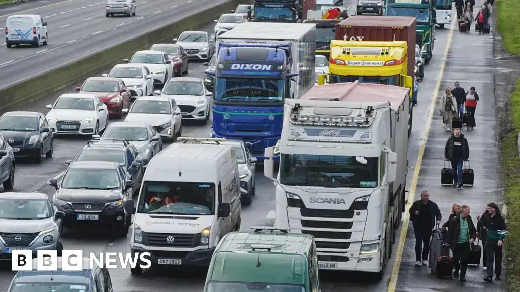Personas caminan por la autopista hacia el Aeropuerto de Dublín durante las protestas.
