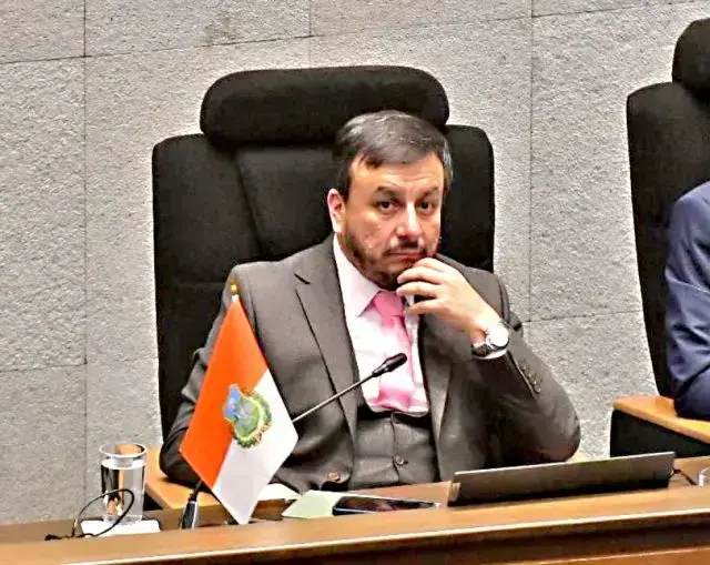 El ministro de Hidrocarburos, Mauricio Medinaceli, durante su interpelación ante el pleno de la Asamblea.