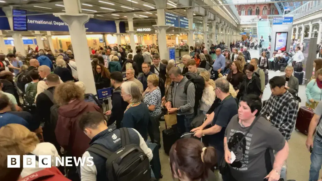 Personas esperan para pasar por la terminal de Eurostar en Londres St Pancras.
