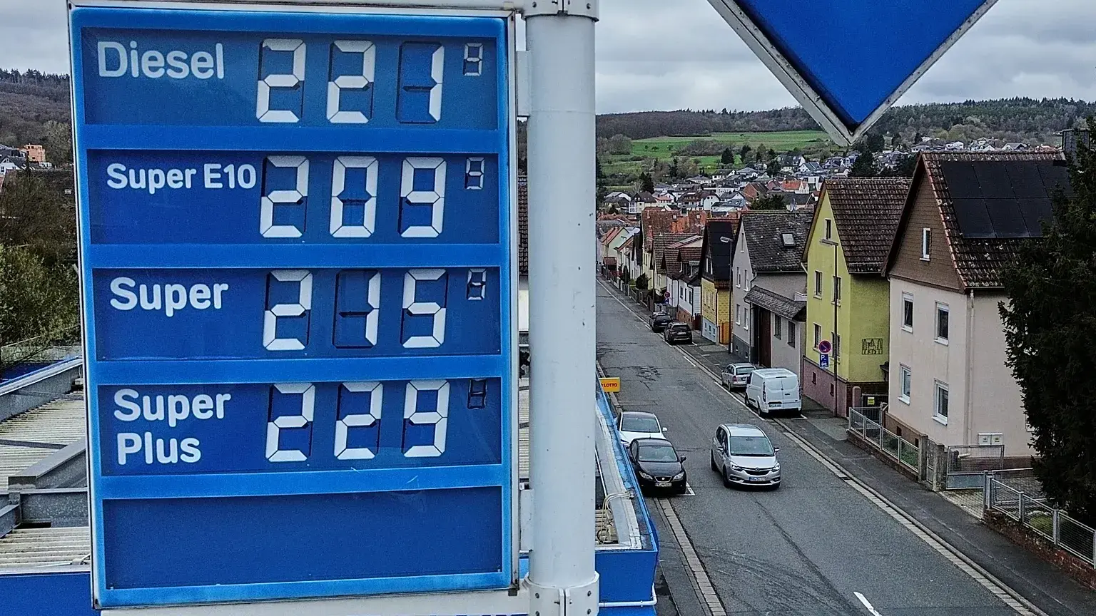 Un cartel con los precios de la gasolina se ve en una gasolinera de Neu-Anspach, cerca de Fráncfort, Alemania.