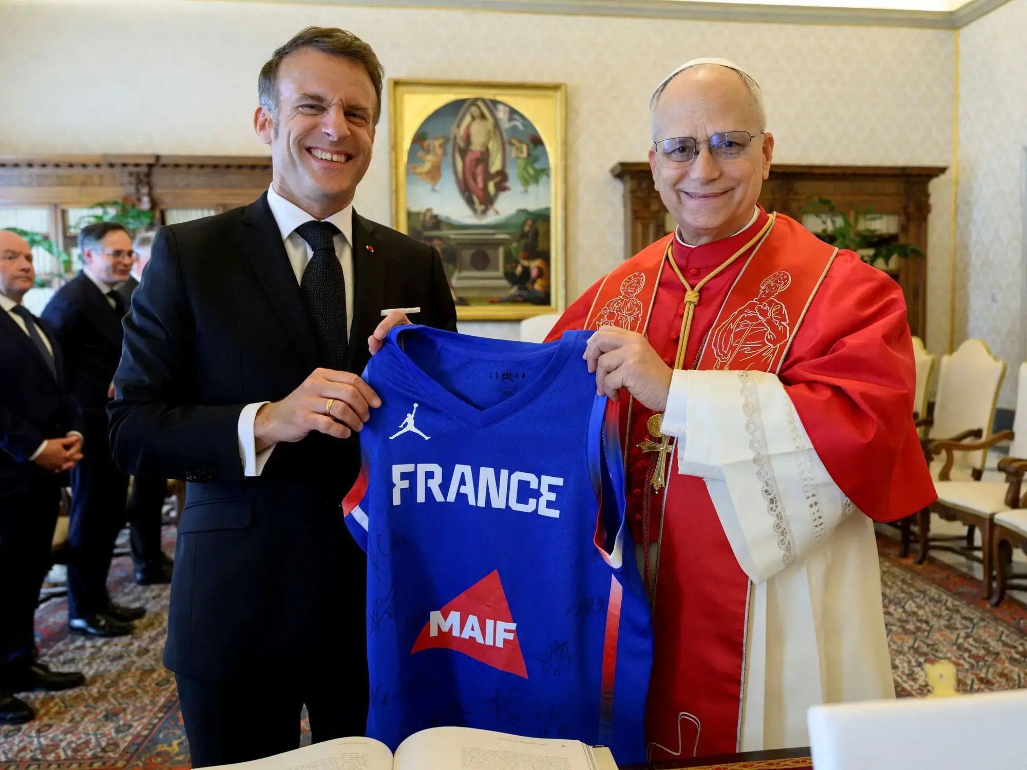 El papa León XIV recibe al presidente de Francia, Emmanuel Macron.