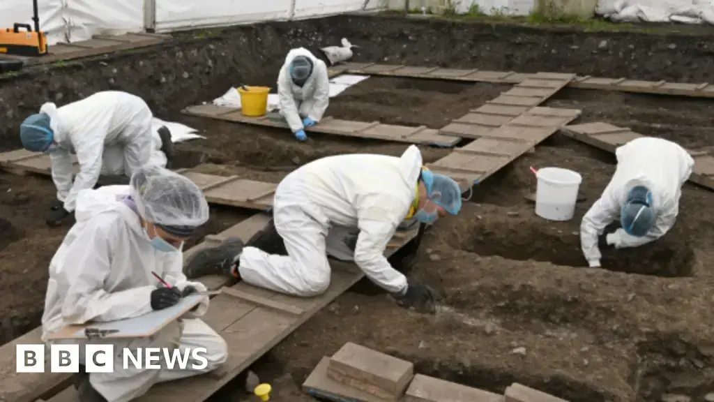 La excavación en el sitio de la antigua casa de madres y bebés de Tuam comenzó el verano pasado.