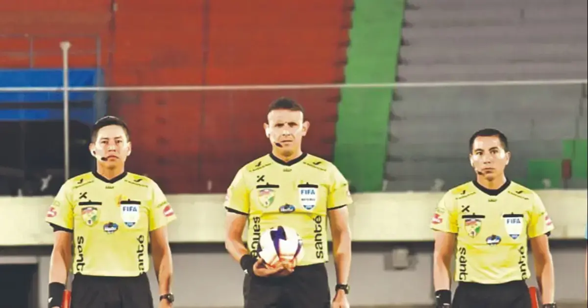 Gery Vargas (centro) fue el último árbitro boliviano en participar en una cita Mundialista.