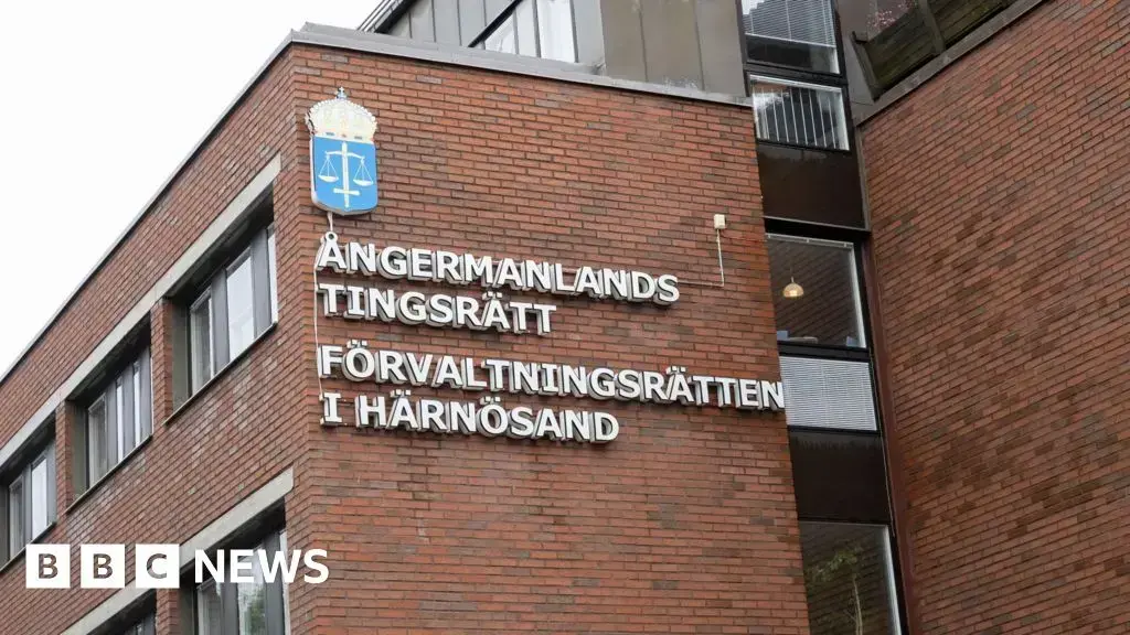 El juicio se celebra en un tribunal de distrito en Härnösand, Suecia.