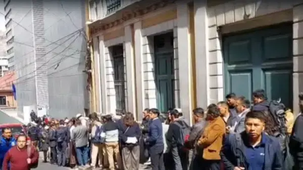 Alcaldes haciendo fila para ingresar a la Casa Grande del Pueblo.
