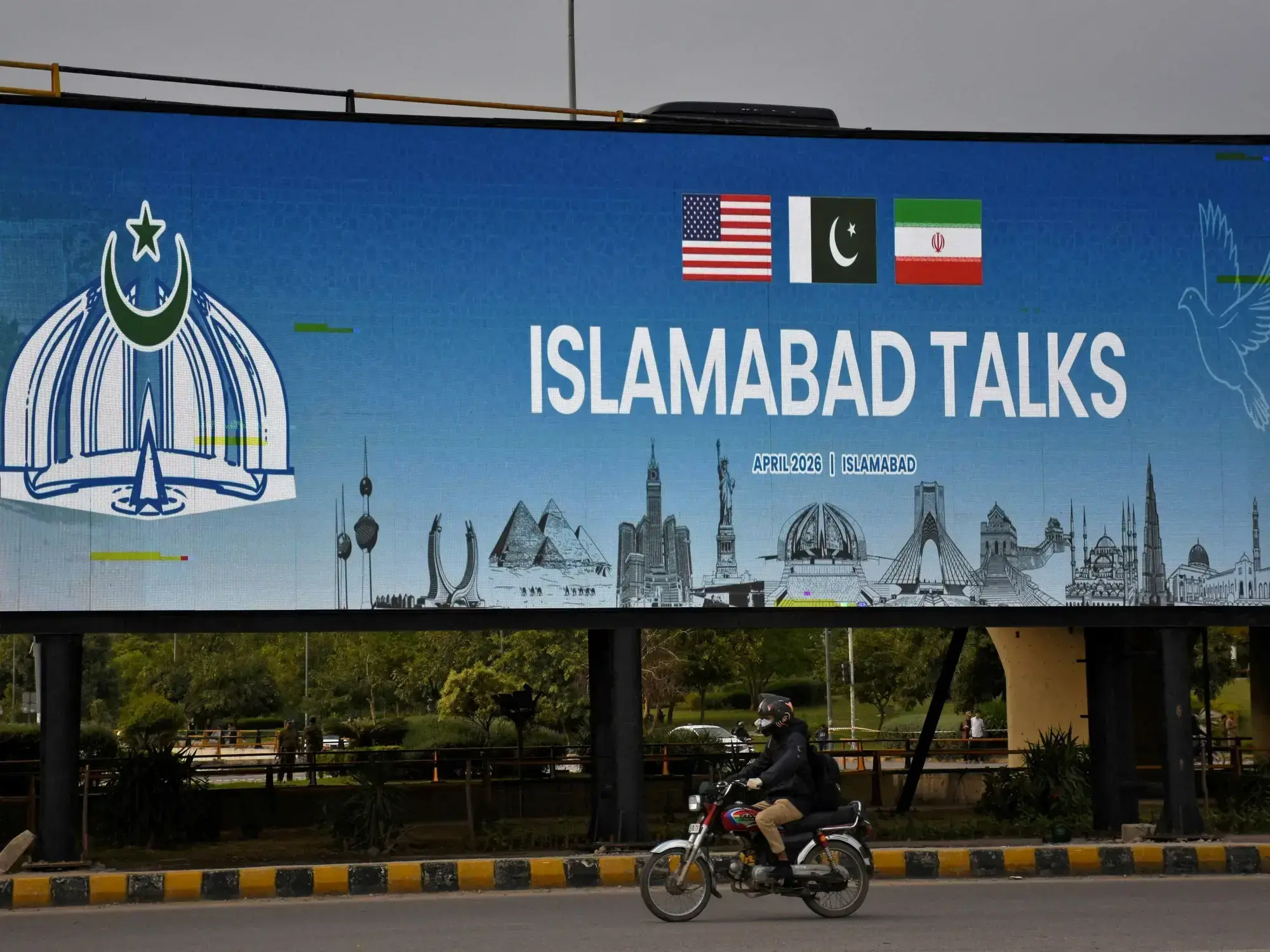Un cartel en una calle de Islamabad adelanta el diálogo entre Irán y EE.UU.