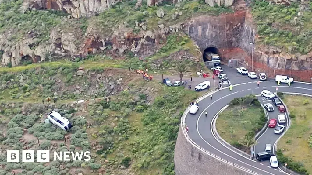 El autobús tras caer por un barranco en San Sebastián de La Gomera.