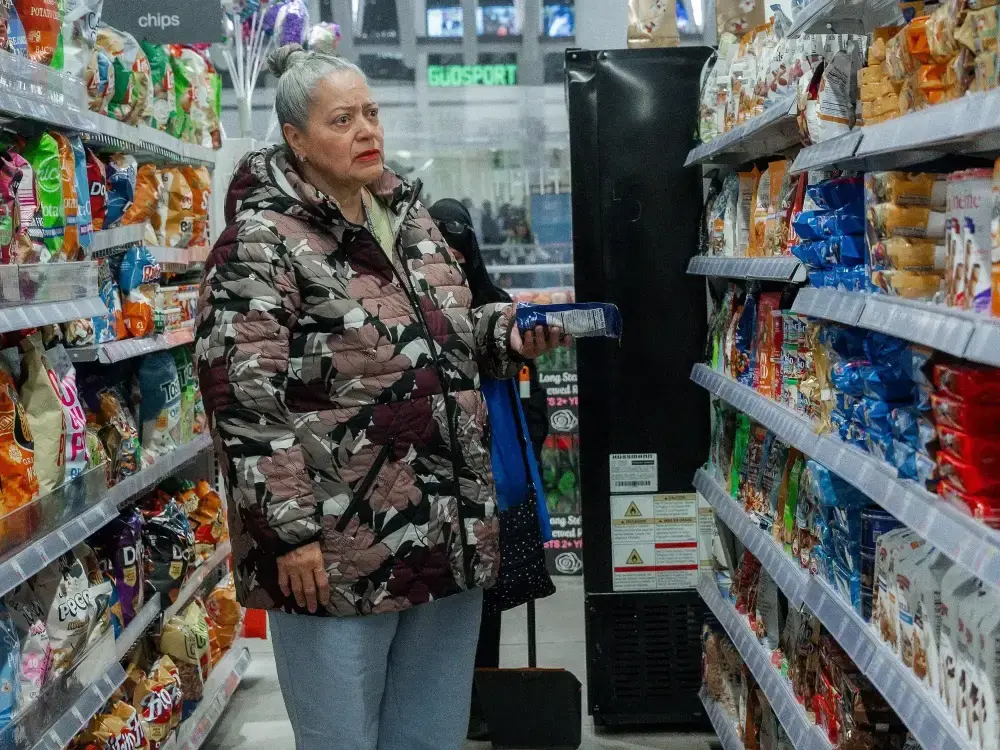 Una consumidora en un supermercado de Nueva York, este viernes. Los precios suben como efecto de la guerra.