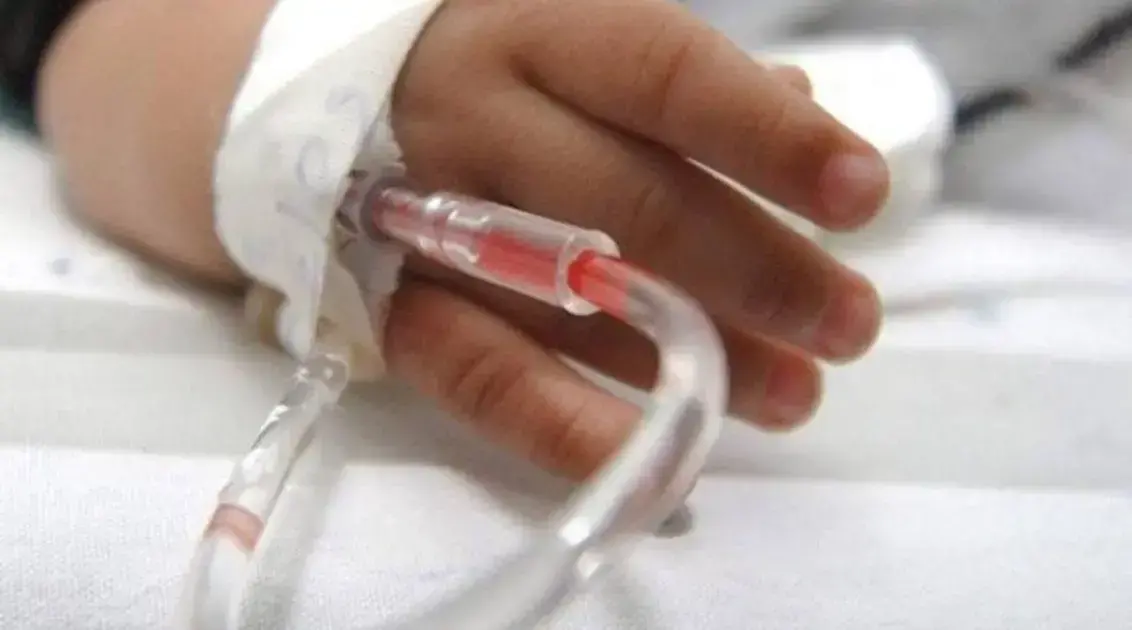 El niño se encuentra hospitalizado.