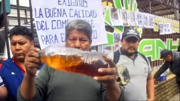 Transportistas muestran la gasolina distribuida en estaciones de servicio.