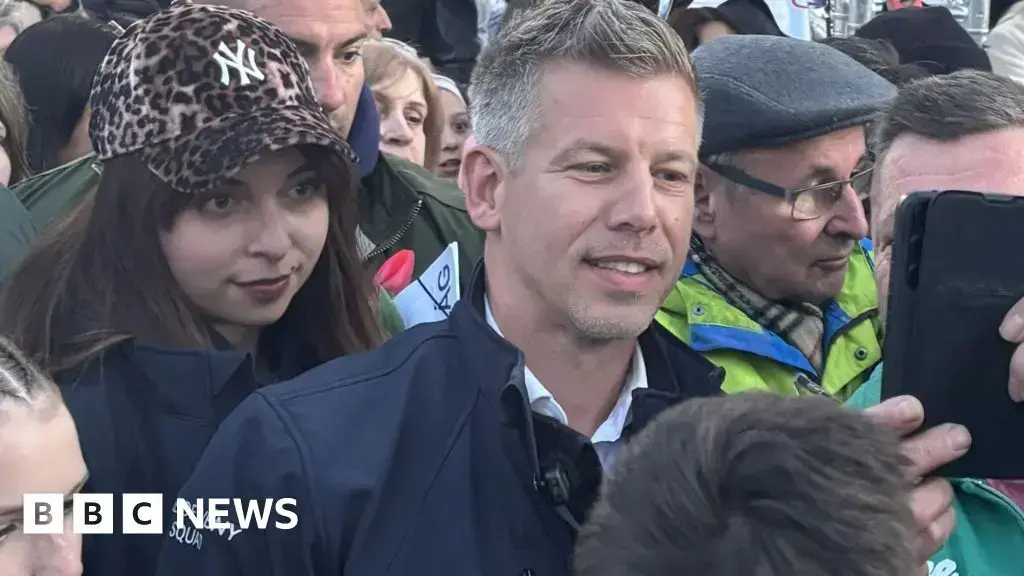 Multitud en la Plaza de los Héroes de Budapest durante un concierto contra Fidesz.