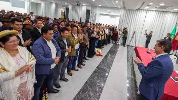 El presidente Paz en el primer encuentro con los alcaldes y alcaldesas.
