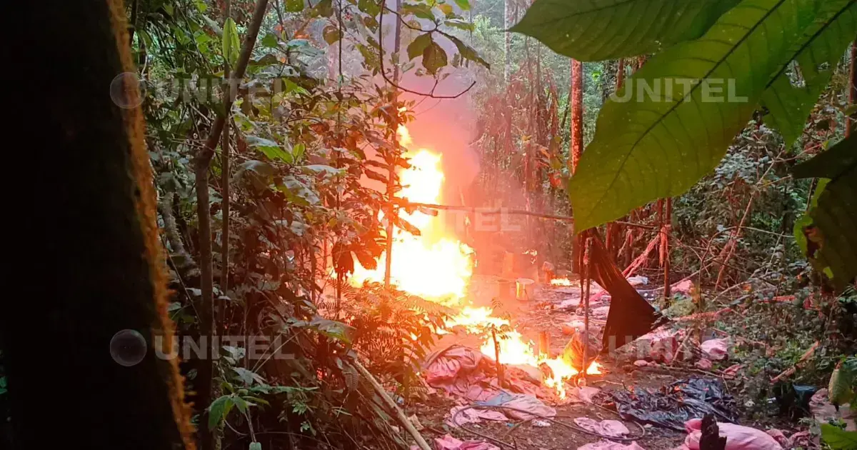 Incineración de una fábrica de droga durante los operativos de la UMOPAR.