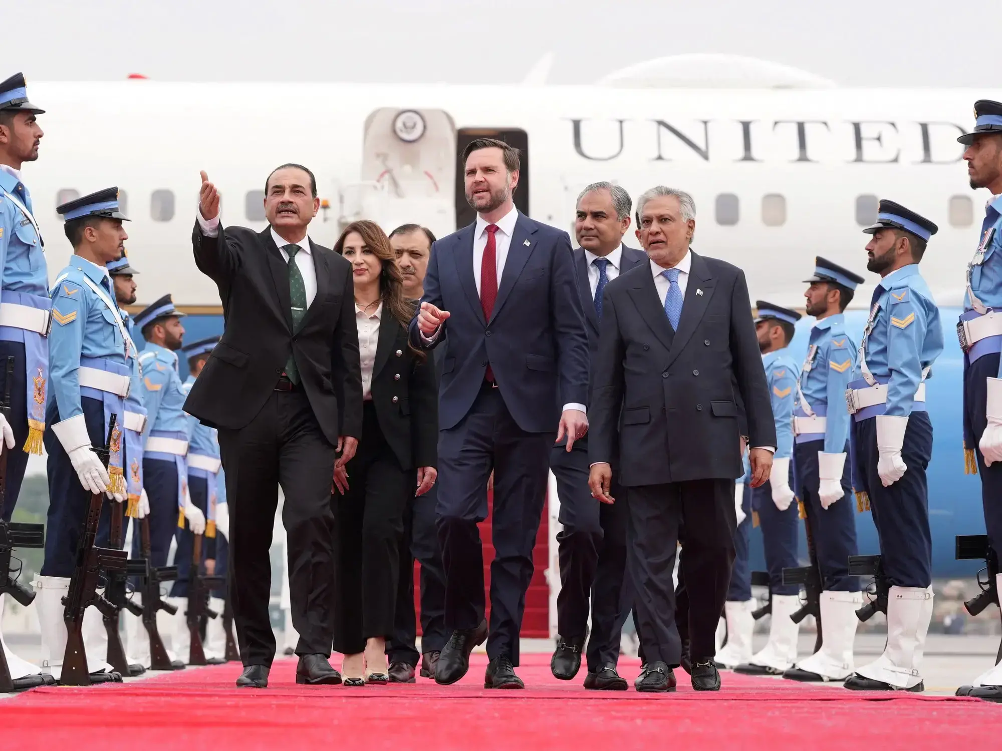 El vicepresidente de Estados Unidos, JD Vance, arribó a Pakistán para llevar adelante negociaciones de paz con Irán.