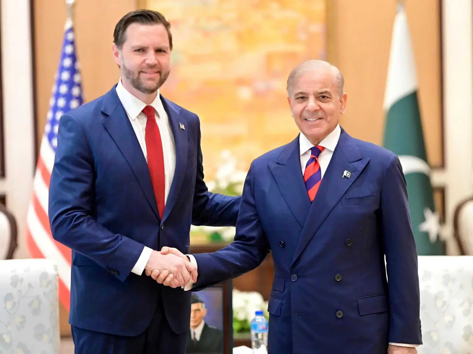 El vicepresidente de Estados Unidos, JD Vance, junto al primer ministro de Pakistán, Shehbaz Sharif, a la espera de las negoc