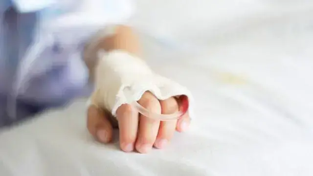 El niño se encuentra internado en un hospital.