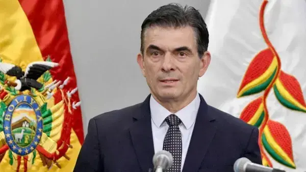 Presidente boliviano, Rodrigo Paz, muestra las leyes promulgadas.