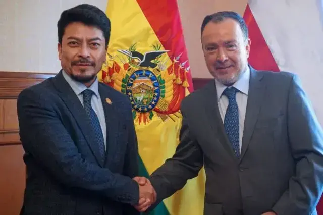 El cónsul general de Chile en La Paz, Fernando Velasco, y el canciller de Bolivia, Fernando Aramayo.
