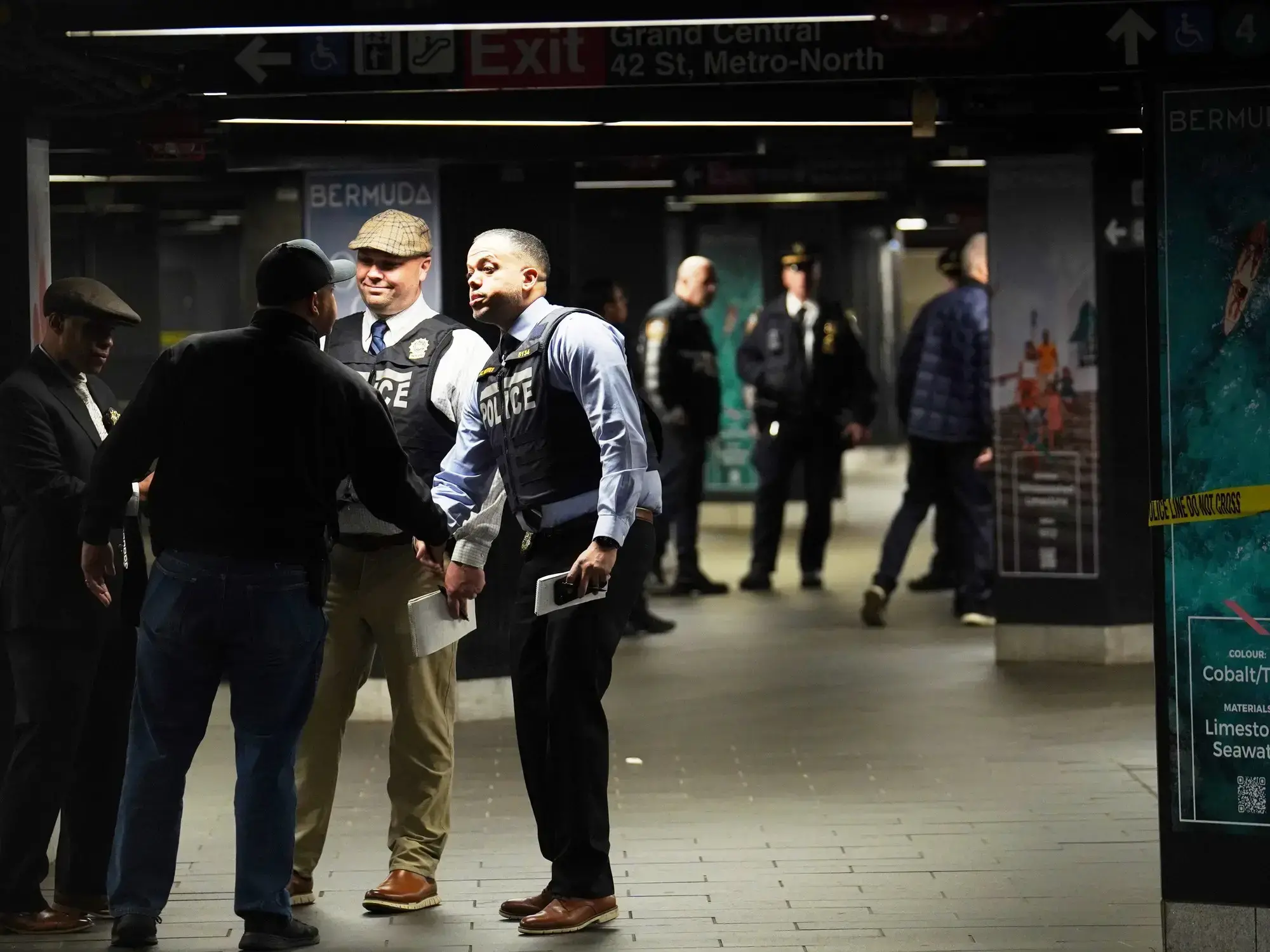 La Policía de Nueva York trabaja en la estación de subte de Grand Central, donde un hombre fue abatido tras apuñalar a varias