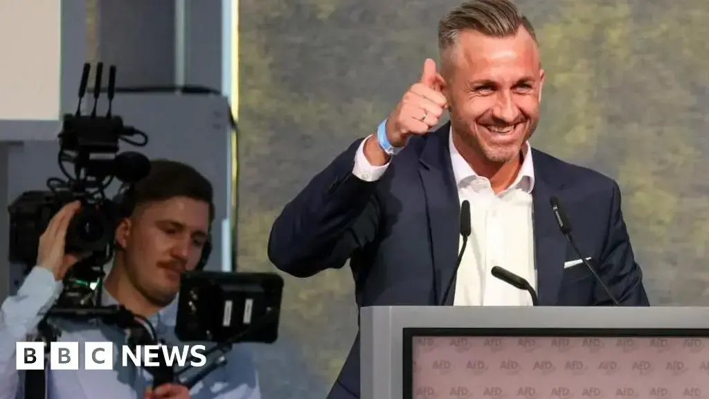 Ulrich Siegmund, candidato principal de la AfD en Sajonia-Anhalt, habla en la conferencia del partido.