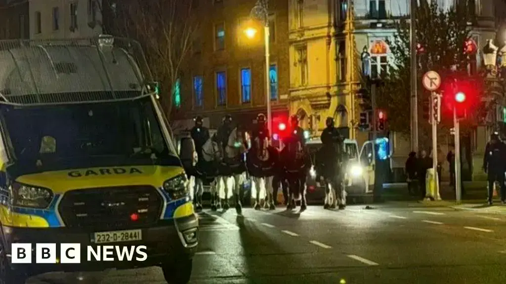 Gardaís montados despejan la calle O'Connell en Dublín.