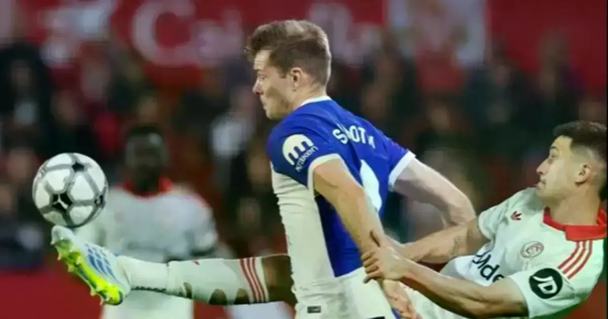 El defensa del Sevilla Andrés Castrín pelea un balón con Alexander Sørloth, del Atlético.