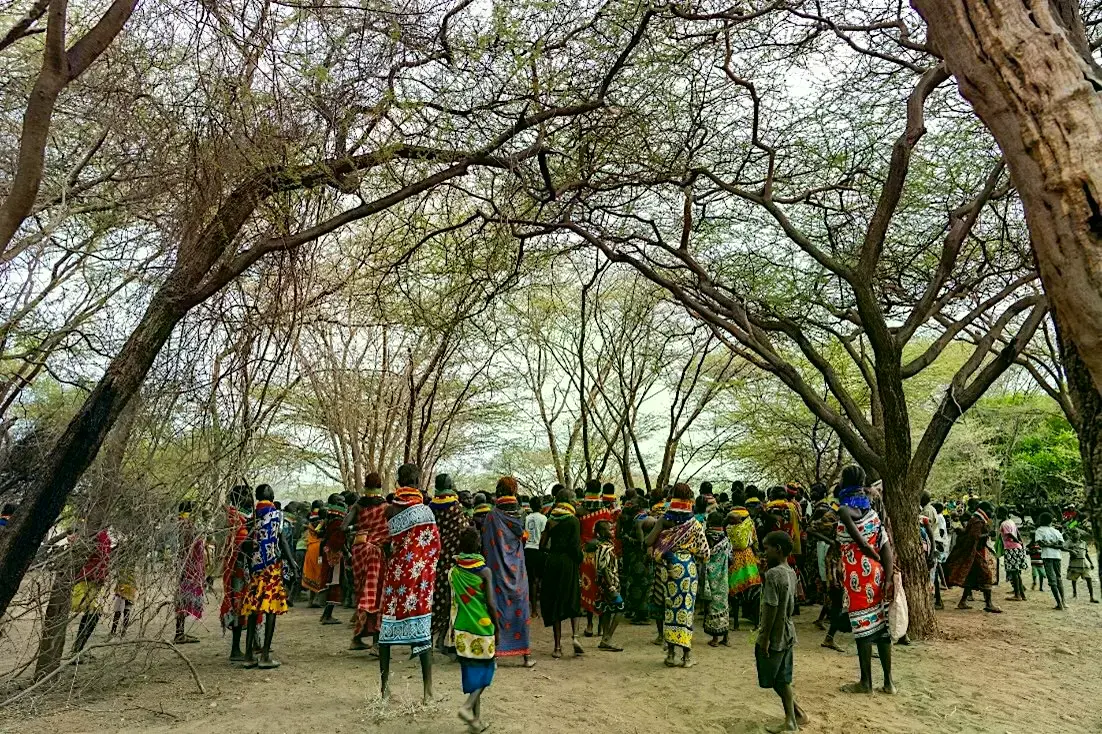 Una mujer maasai es bendecida durante un servicio cristiano.