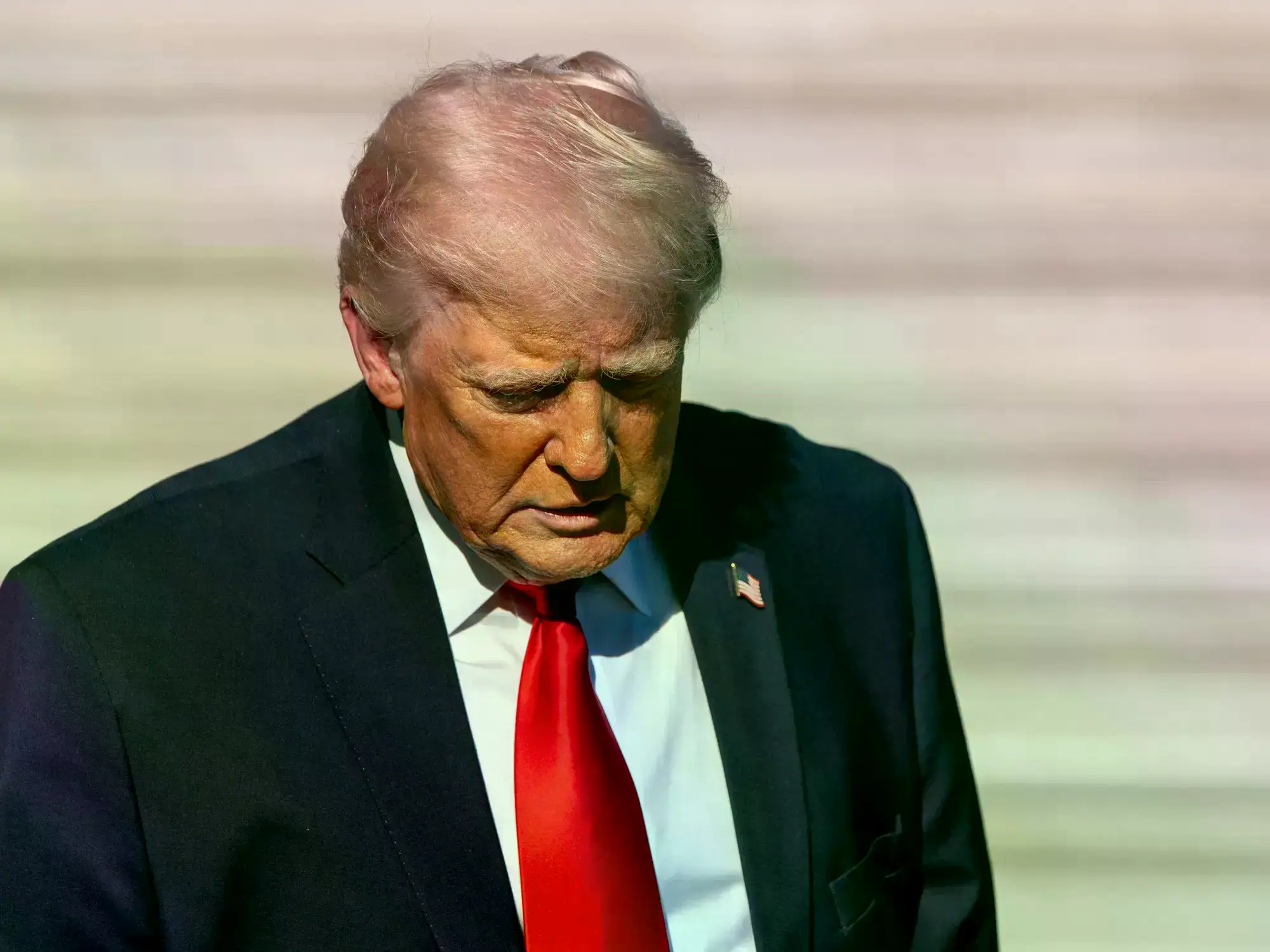 Donald Trump habla con la prensa al salir de la Casa Blanca