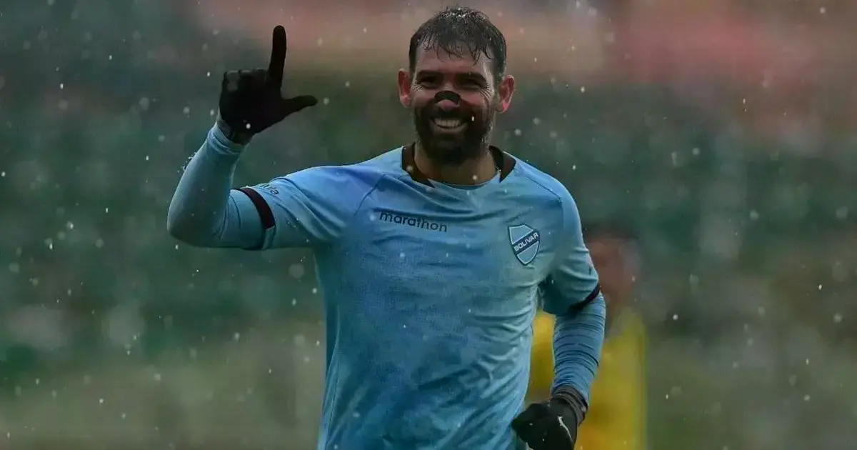 Cauteruccio celebra su segundo gol bajo la granizada.