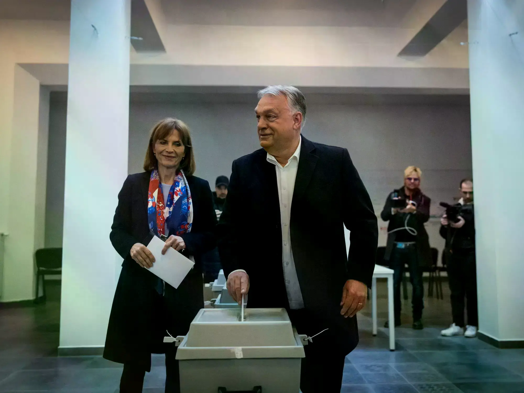 El primer ministro húngaro, Viktor Orbán junto a su esposa Aniko Levai durante la votación.