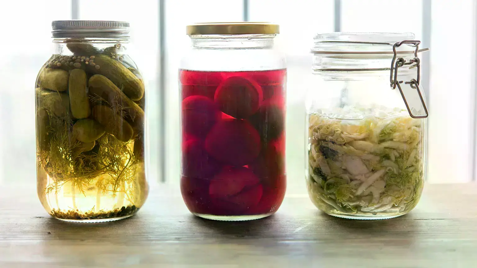 Tarros de verduras fermentadas, que se cree que favorecen la salud intestinal.