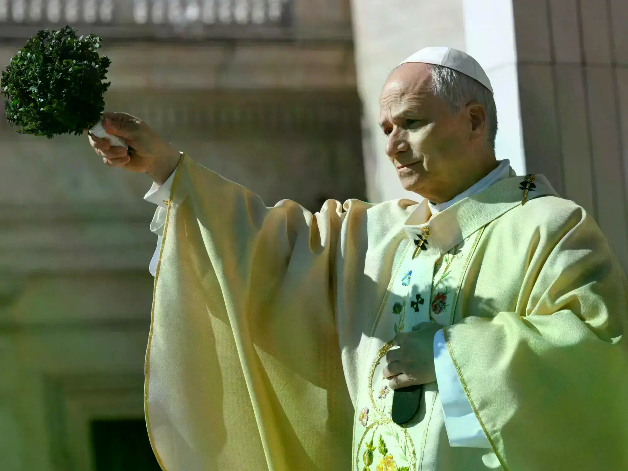 El papa León XIV durante su primer Domingo de Pascua en la plaza de San Pedro.